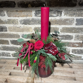 Juledekoration med lys og friske blomster 