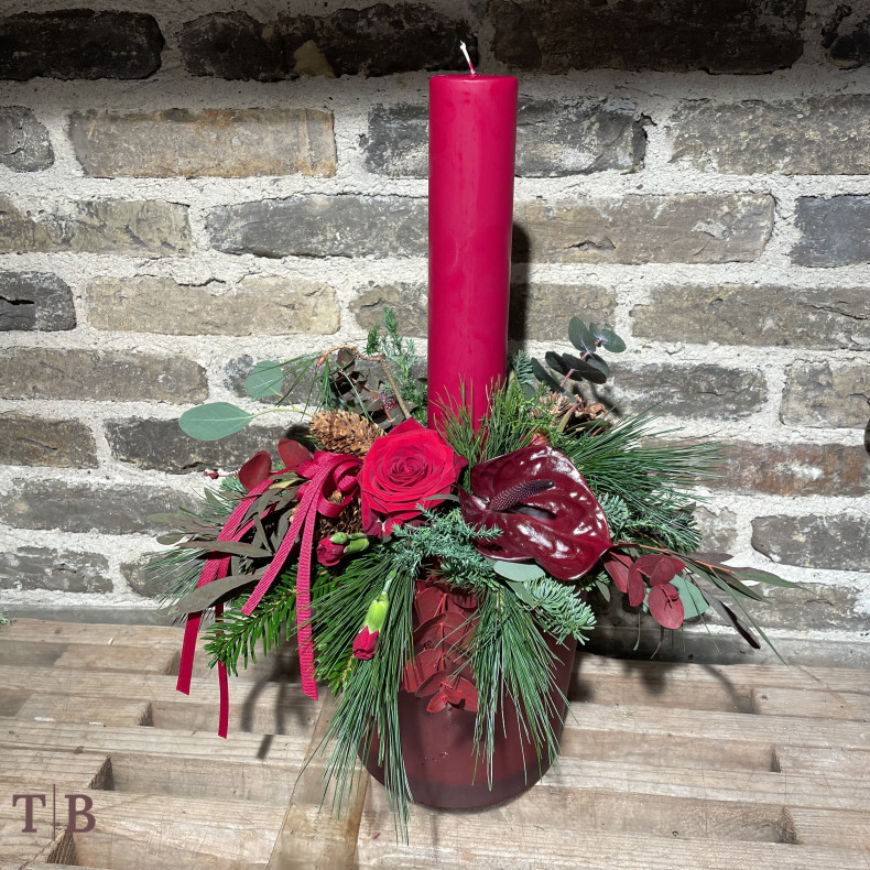 Juledekoration med lys og friske blomster 