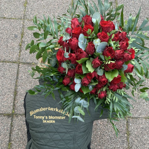 R�de roser - lav t�t buket 